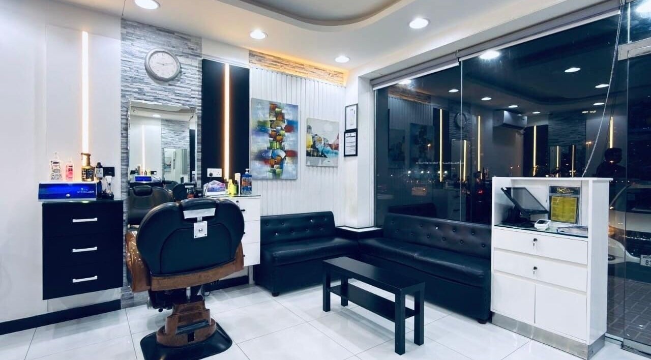 Modern interior of Kenchie Gents Salon Nahda 2 Branch in Dubai, AE, featuring sleek seating and barber station.