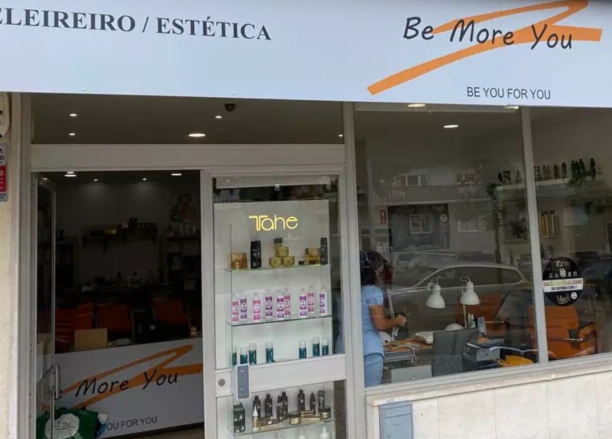 Fachada do Be More You em Linda-a-Velha, Lisboa, PT, salienta serviços de cabeleireiro e estética.