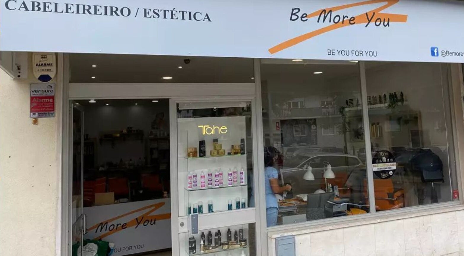 Fachada do Be More You em Linda-a-Velha, Lisboa, PT, salienta serviços de cabeleireiro e estética.