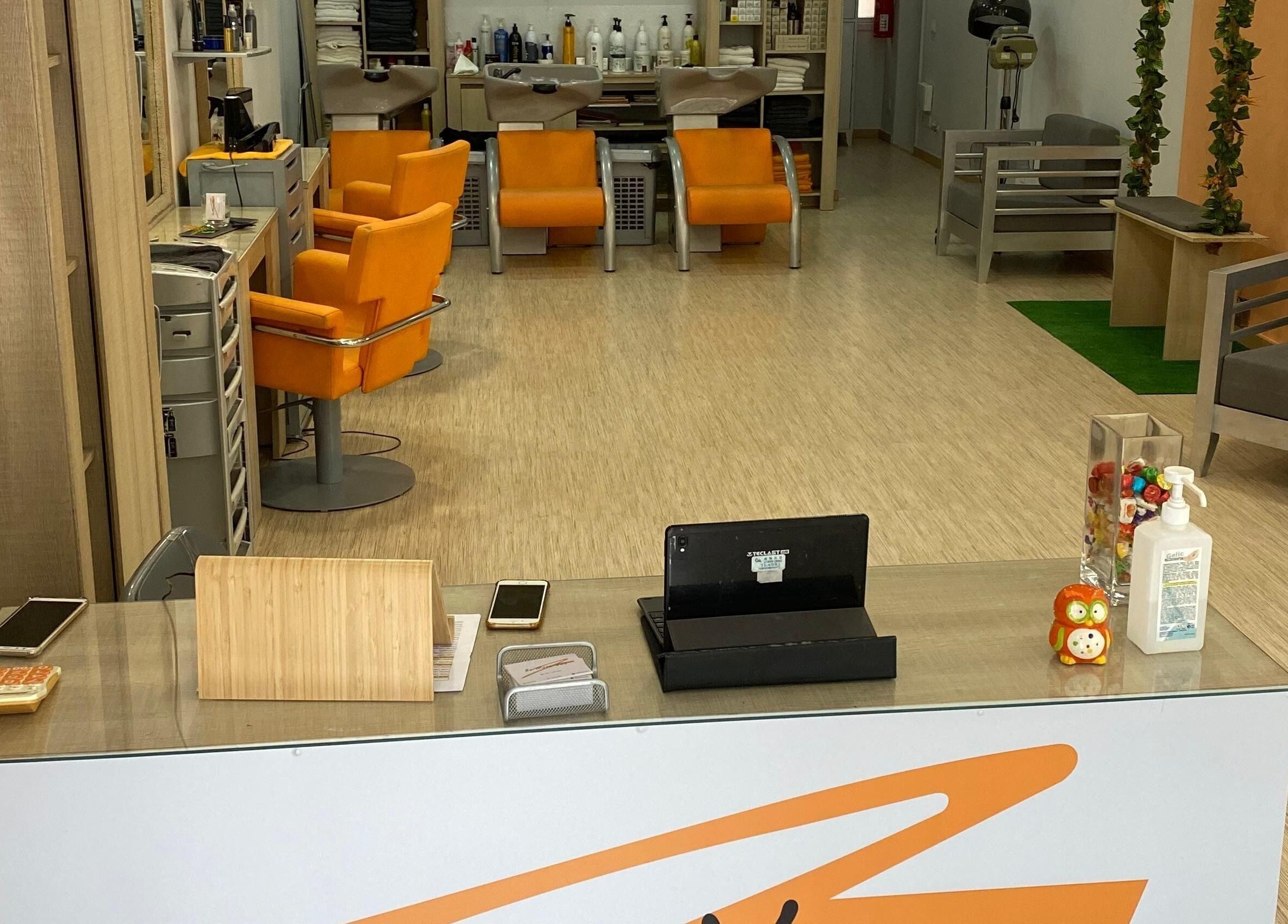 Receção elegante do Be More You em Linda-a-Velha, Lisboa, PT, com cadeiras confortáveis e moderna decoração.