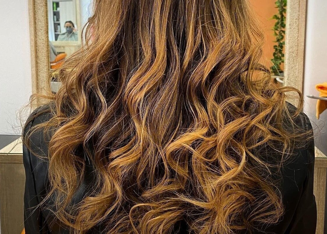 Cabelos cacheados e lustrosos em destaque no Be More You, Linda-a-Velha, Lisboa, PT.