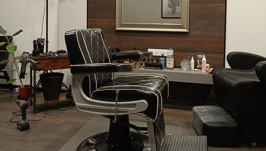 Elegáns borbélyszék a Hie Tibor - Barber - Blade szalonban, Dorog, HU