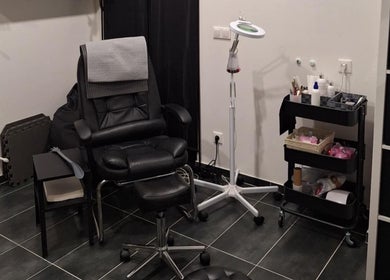 Modern barber szék a Hie Tibor - Barber - Blade-nél, Dorog, HU-ban.