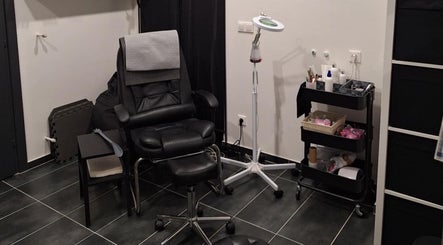 Modern barber szék a Hie Tibor - Barber - Blade-nél, Dorog, HU-ban.