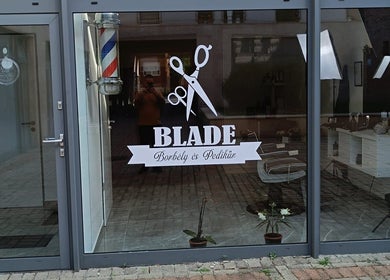 Hie Tibor - Barber - Blade üzlet bejárata Dorog, HU. Modern berendezés és barber pole.