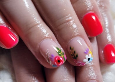 Vibrant floral nail art at Bella Nova Nail Studio, Letsitele, Limpopo, ZA showcasing professional design.