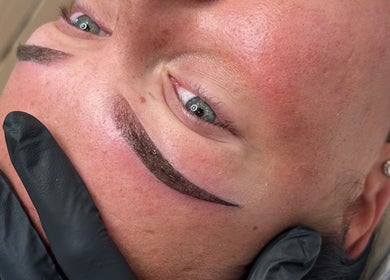 Expert brow shaping at Sian Carrie Studio in Chelmsford, England, GB. Meticulous detail for perfect results.