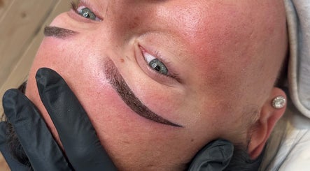 Expert brow shaping at Sian Carrie Studio in Chelmsford, England, GB. Meticulous detail for perfect results.