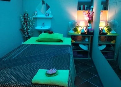 Masszázságy hangulatos megvilágítással a Smile Thai Masszázsszalonban, Budapest, Magyar, HU.