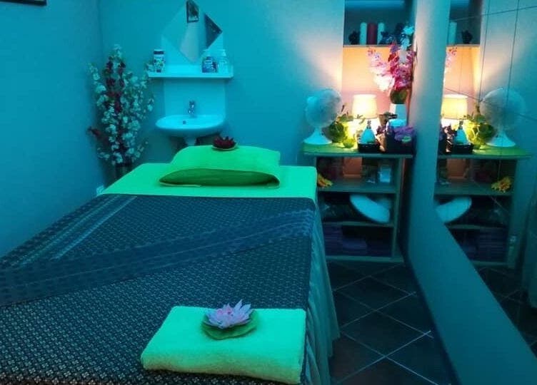 Masszázságy hangulatos megvilágítással a Smile Thai Masszázsszalonban, Budapest, Magyar, HU.