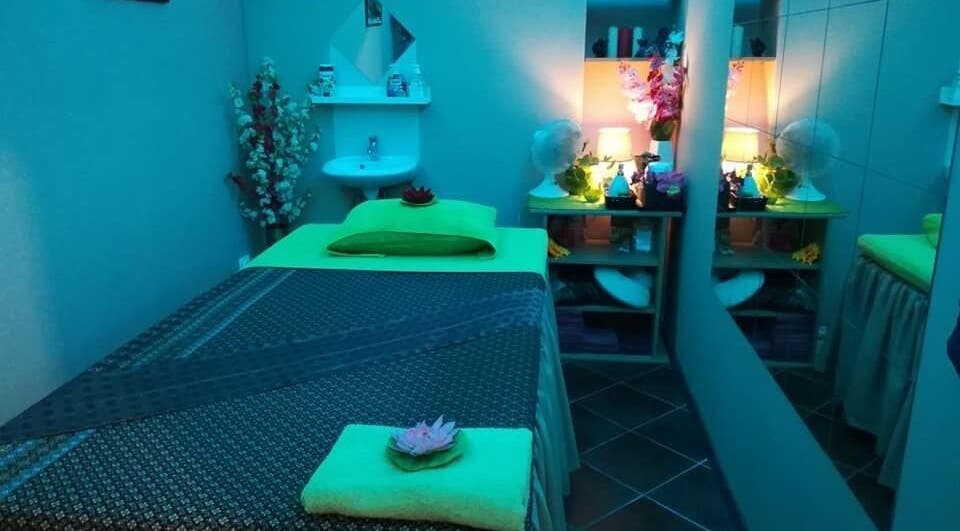 Masszázságy hangulatos megvilágítással a Smile Thai Masszázsszalonban, Budapest, Magyar, HU.