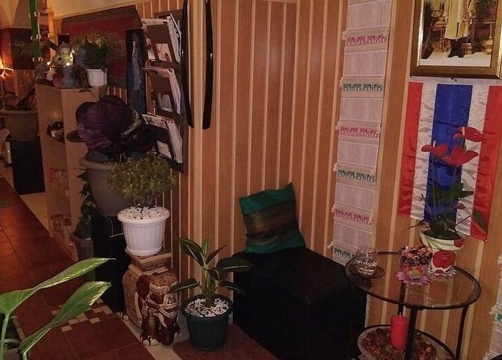 A Smile Thai Masszázsszalon hangulatos belső tere Budapest, Magyar, HU címmel, dekoratív növényekkel.