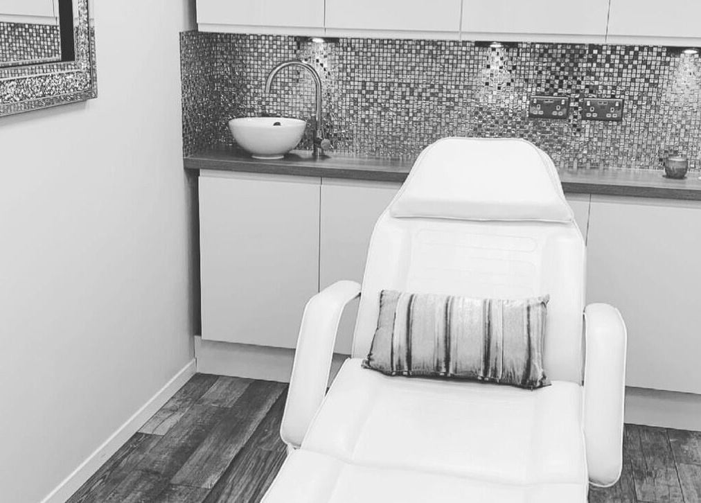 Luxurious spa room at Gorgeous Swindon, Blunsdon Saint Andrew, England, GB with stylish decor.