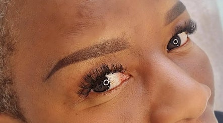 Lashes and Brows billede 2