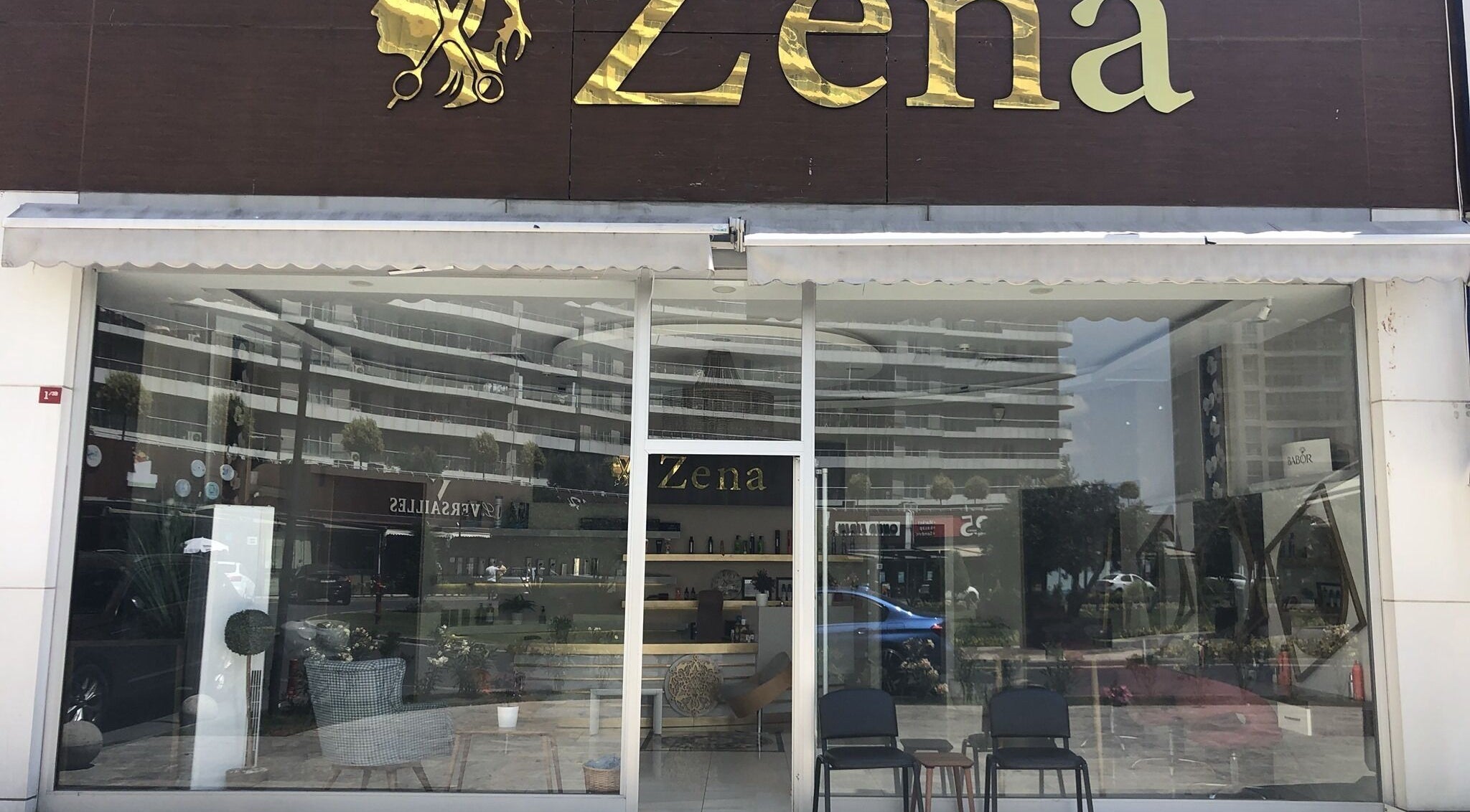 واجهة صالون زينة للتجميل في إسطنبول، إسطنبول، TR تعرض التصميم الحديث والعلامة الذهبية.