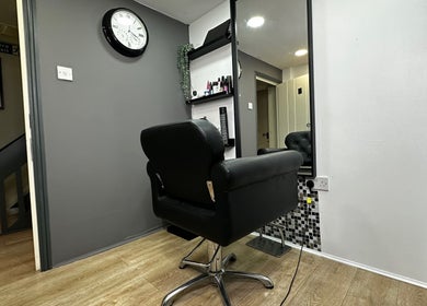 Renan Cogo's modern salon setup in London, England, GB, featuring a sleek black styling chair.