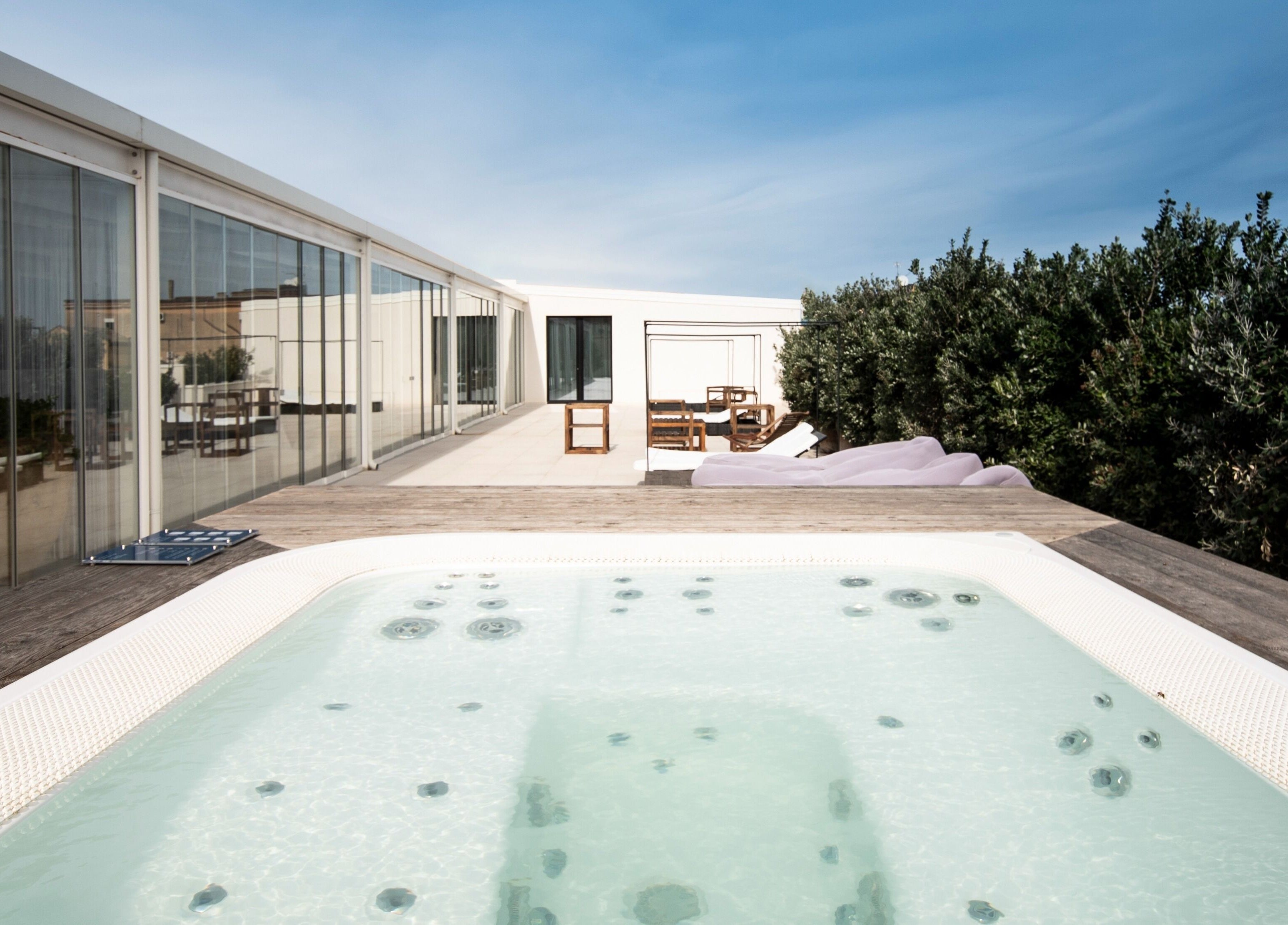 Jacuzzi moderna all'Hotel Alkamuri Posh Spa, Alcamo, Sicilia, IT, con vista esterna rilassante.