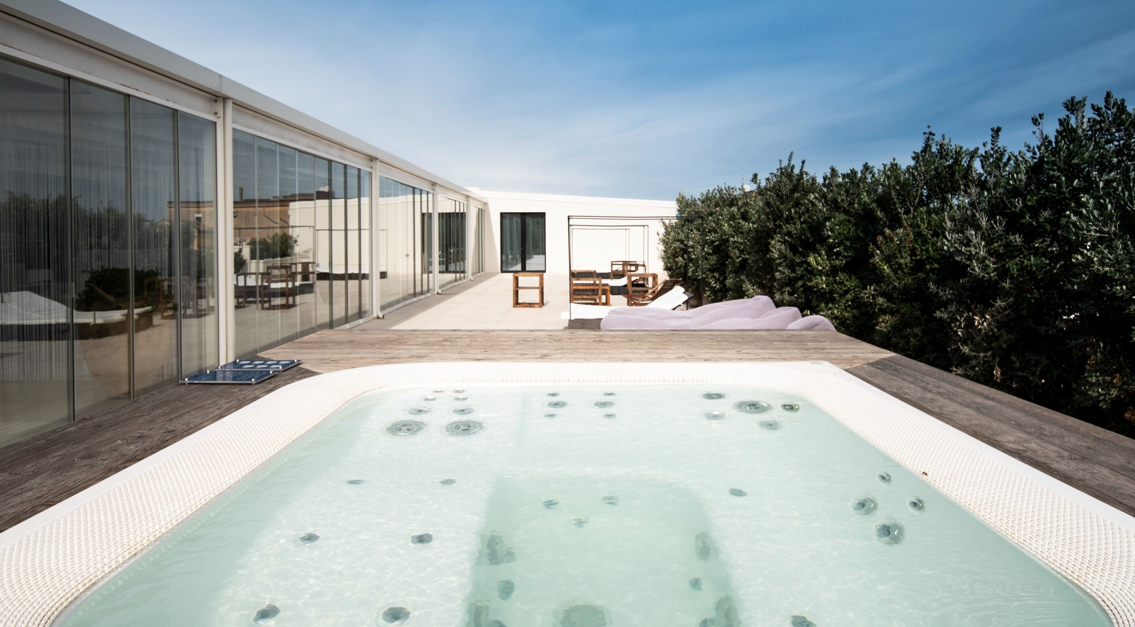 Jacuzzi moderna all'Hotel Alkamuri Posh Spa, Alcamo, Sicilia, IT, con vista esterna rilassante.