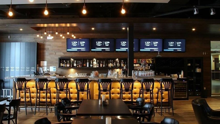 Intérieur élégant du bar au Golf in Brossard, Brossard, Québec, CA, avec sièges confortables et éclairage chaleureux.