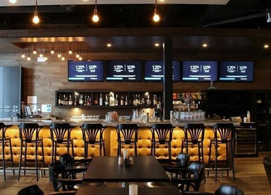 Intérieur élégant du bar au Golf in Brossard, Brossard, Québec, CA, avec sièges confortables et éclairage chaleureux.