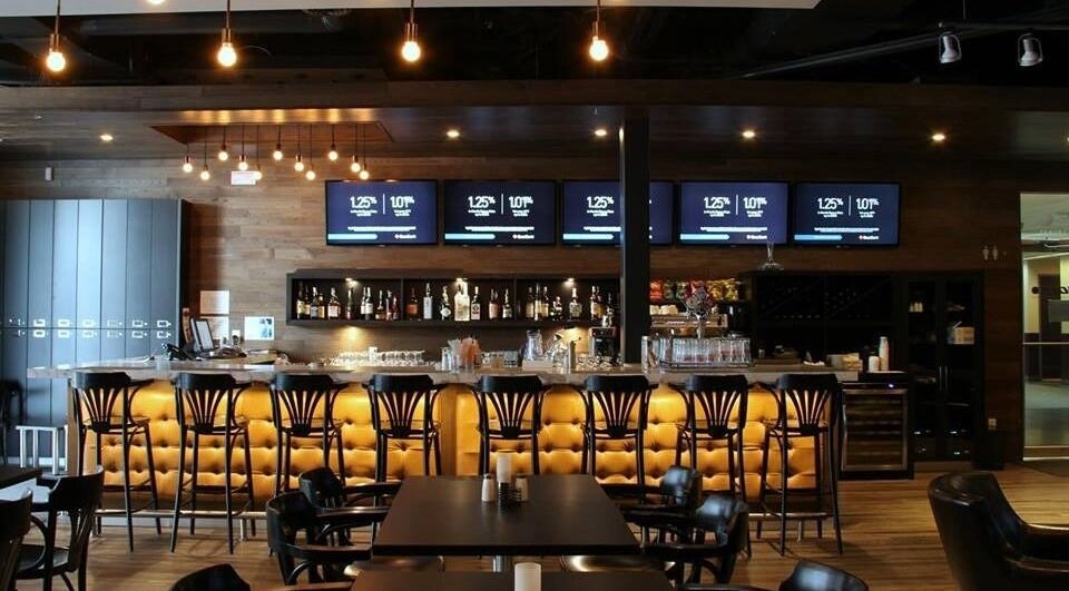 Intérieur élégant du bar au Golf in Brossard, Brossard, Québec, CA, avec sièges confortables et éclairage chaleureux.