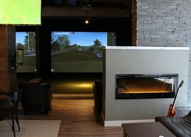 Lounge moderne avec simulateur chez Golf in Brossard, Brossard, Québec, CA.