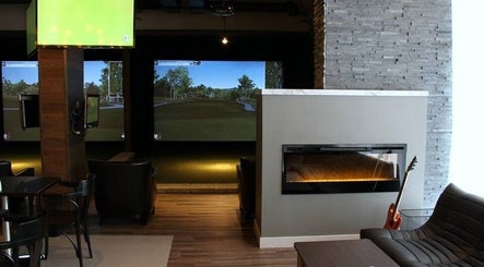 Lounge moderne avec simulateur chez Golf in Brossard, Brossard, Québec, CA.
