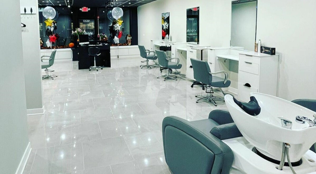 Spacious interior of Dry Bar Louys Salon in Highland Park, Illinois, US, featuring modern styling stations.