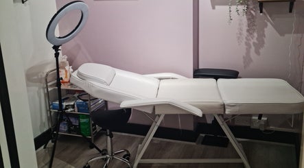 Comfortable treatment bed in Glow & Co. | Brows And Beauty, Wallingford, England, GB for beauty services.