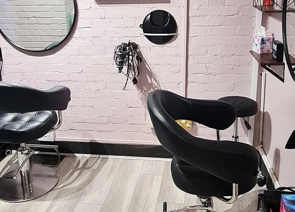 Modern salon chairs and mirrors at Glow & Co. | Brows And Beauty in Wallingford, England, GB.