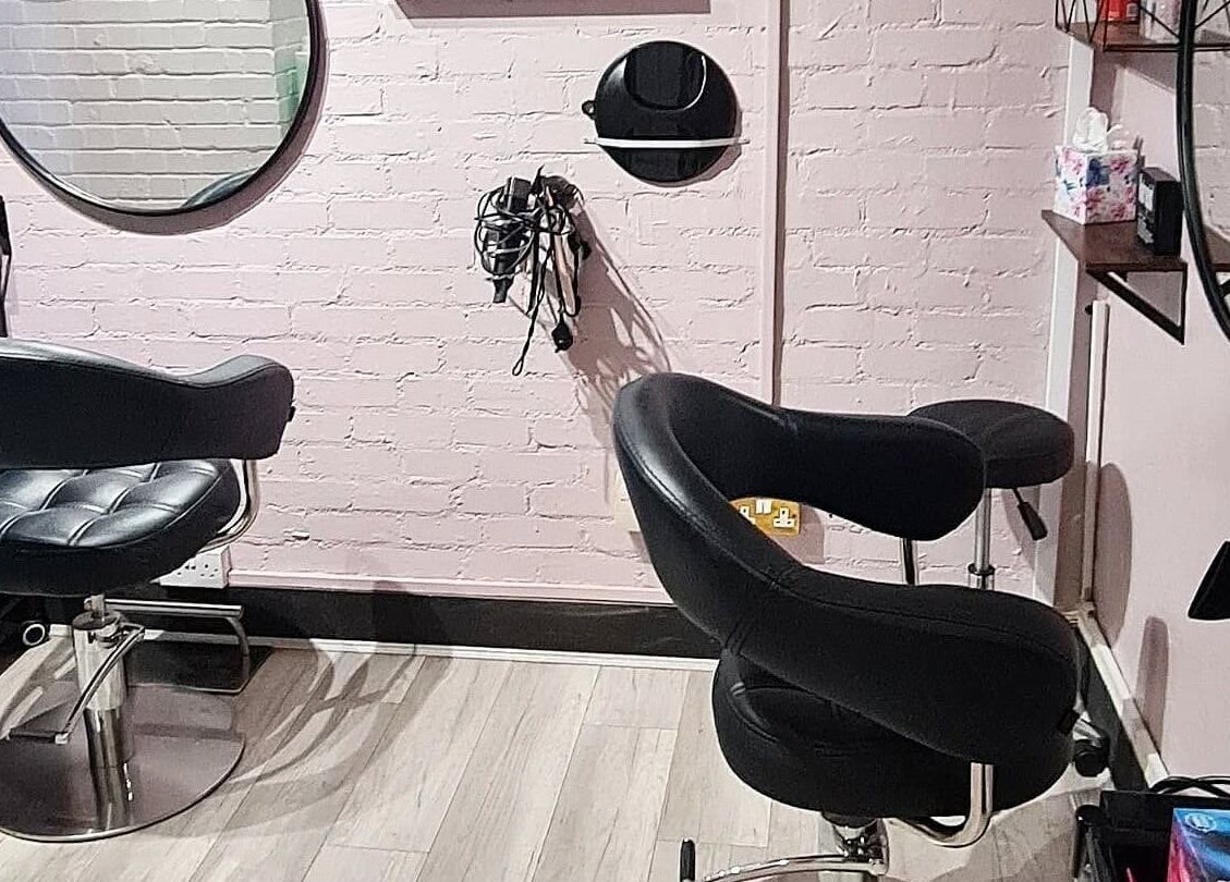 Modern salon chairs and mirrors at Glow & Co. | Brows And Beauty in Wallingford, England, GB.