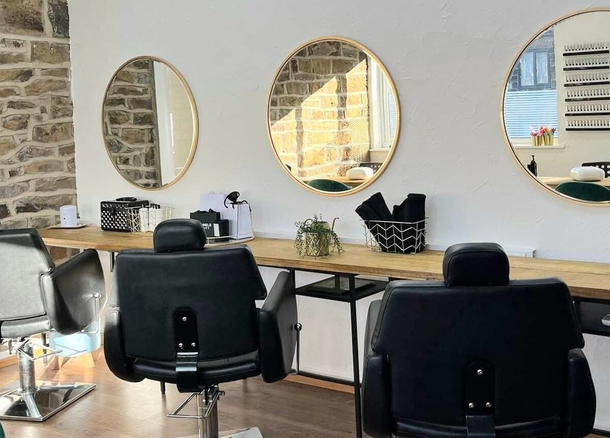 Chic styling chairs at Whitehead & Booth Salon & Permanent Jewellery, Sheffield, England, GB with round mirrors.
