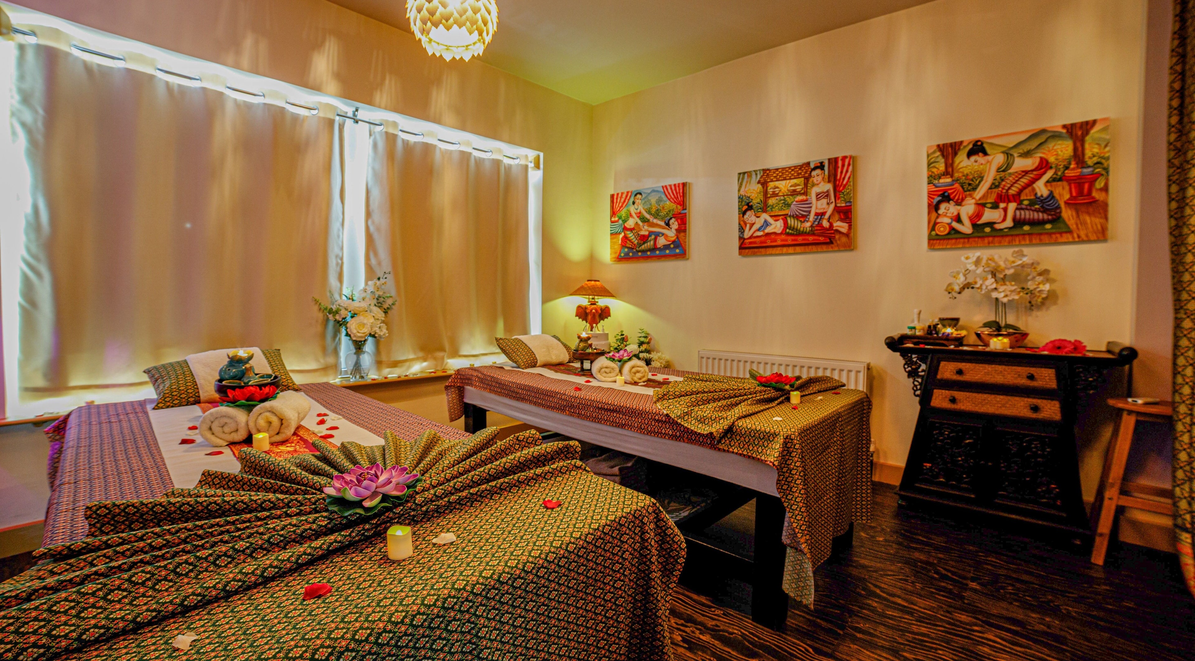 Peaceful massage room at Siam Laai Thai - Massage & Spa, Hull, England, GB with elegant decor and warm lighting.