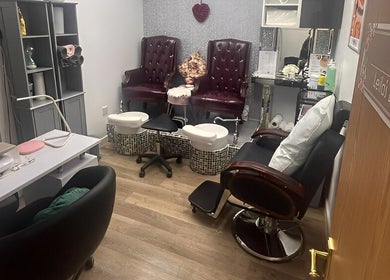 Leila’s Beauty Lounge cozy spa room with plush chairs and pedicure stations in Birmingham, England, GB.