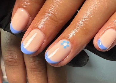 Elegant blue-tipped nails with floral design at Leila’s Beauty Lounge, Birmingham, England, GB.