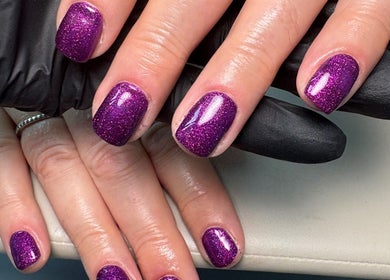 Leila’s Beauty Lounge, Birmingham, England GB showcases elegant purple glitter nails.