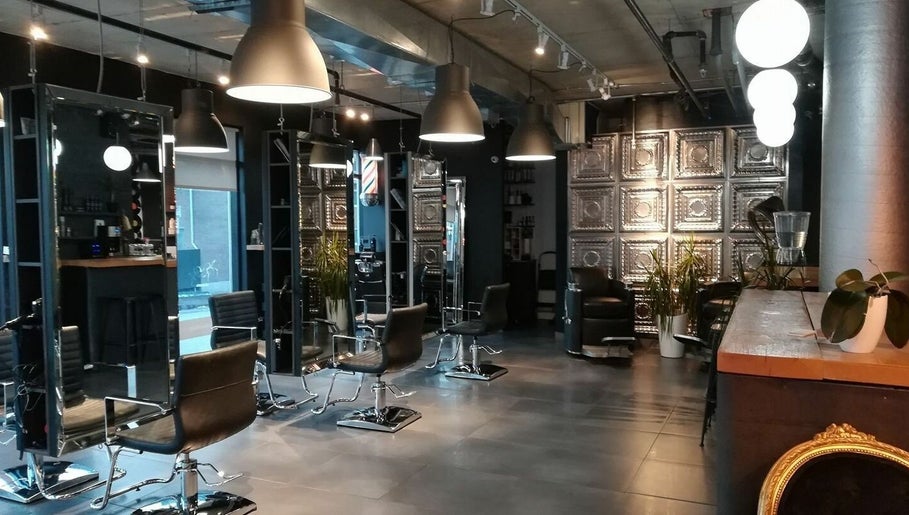 Au Barbershop Coiffure – obraz 1