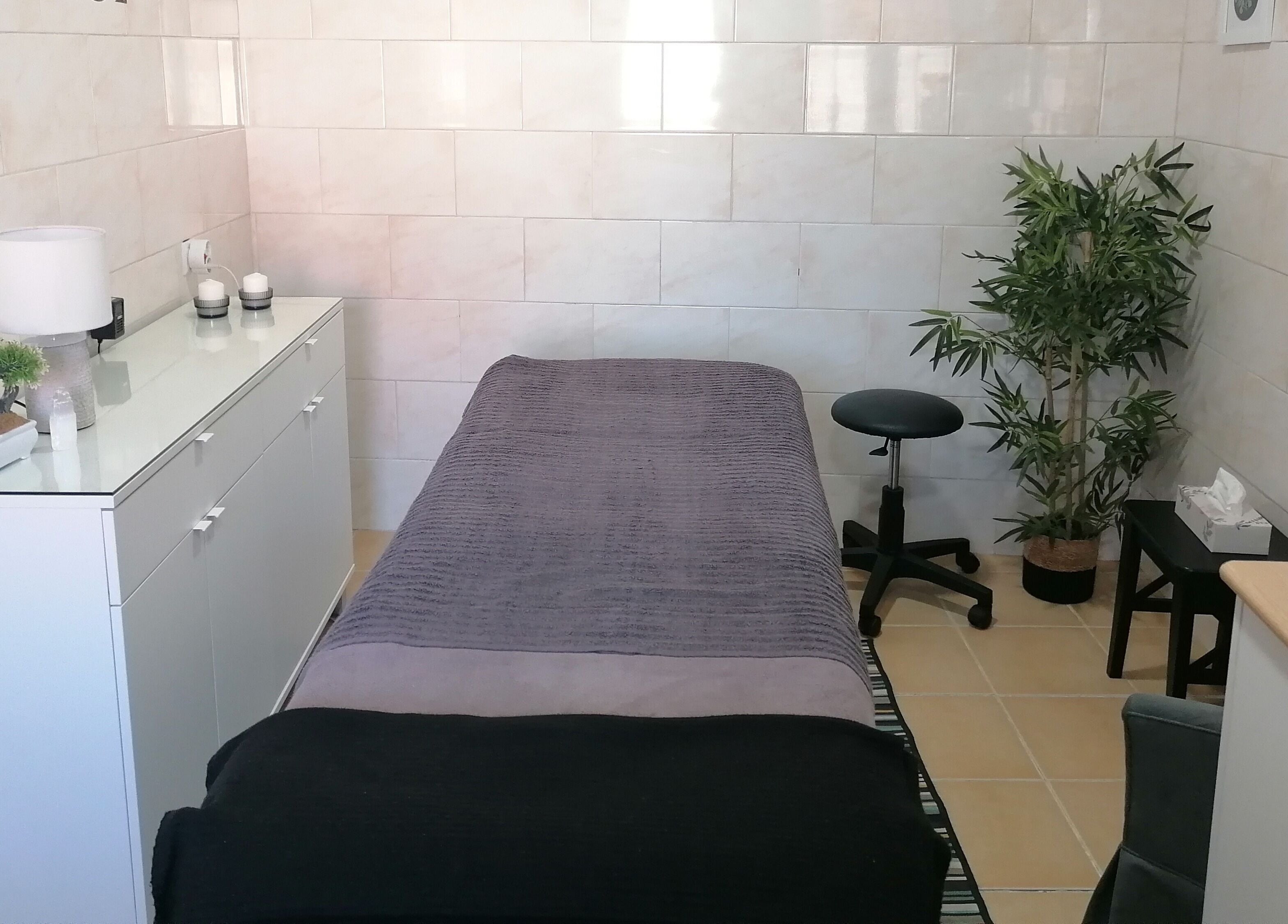 Sala de tratamento tranquila com mesa de massagem em Terapeuta Cátia Sousa, Gondomar, Porto, PT.