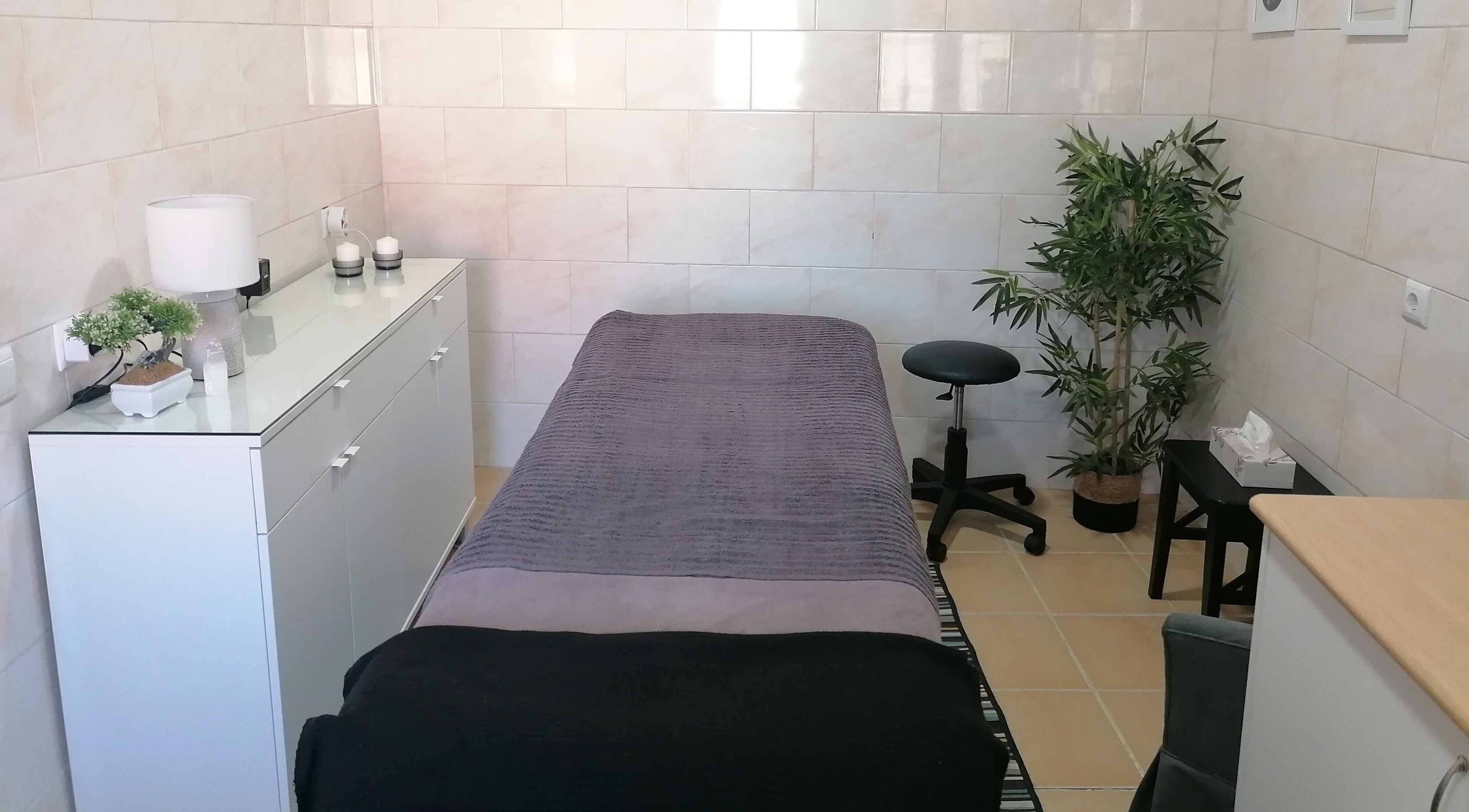 Sala de tratamento tranquila com mesa de massagem em Terapeuta Cátia Sousa, Gondomar, Porto, PT.