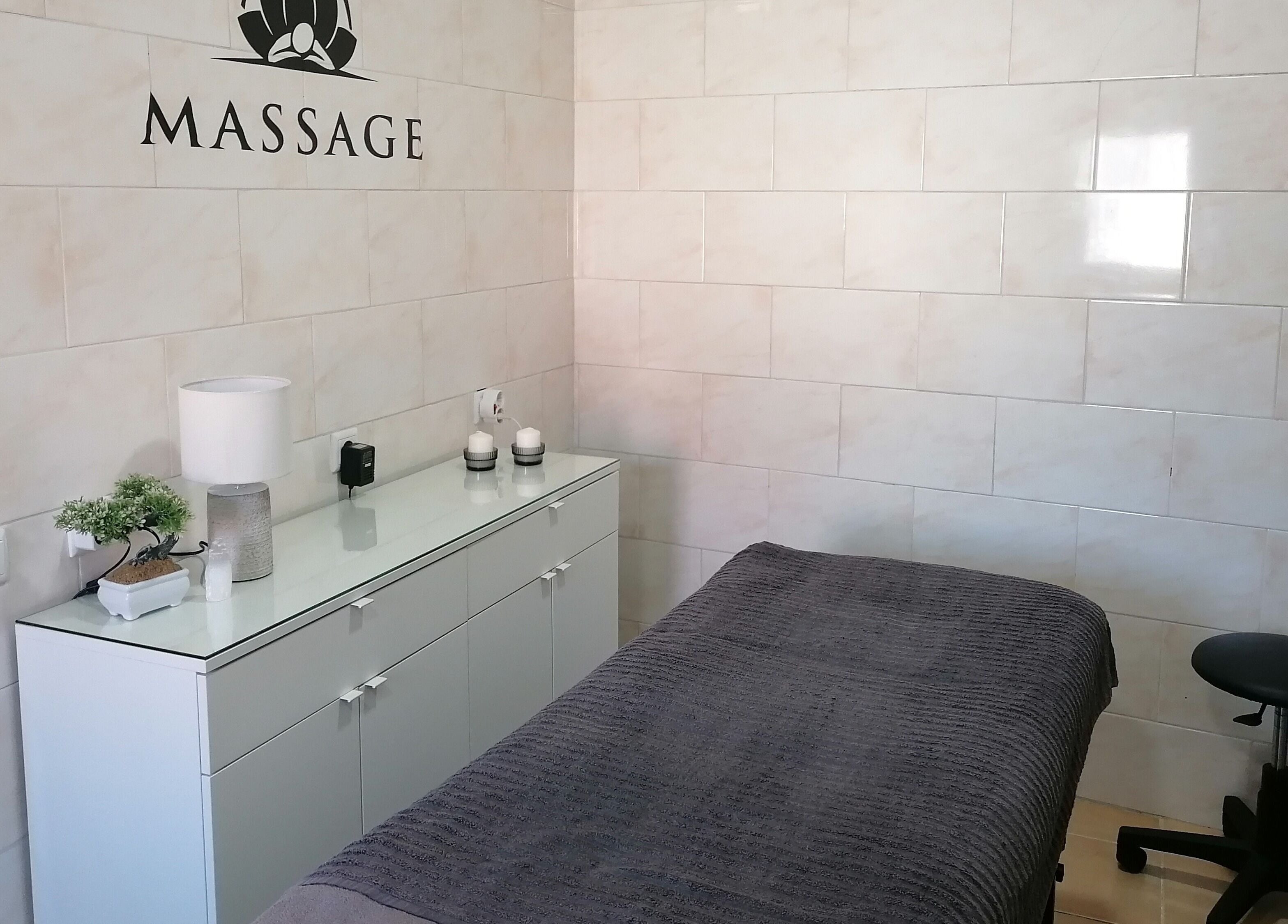 Sala de massagem acolhedora em Terapeuta Cátia Sousa, Gondomar, Porto, PT.