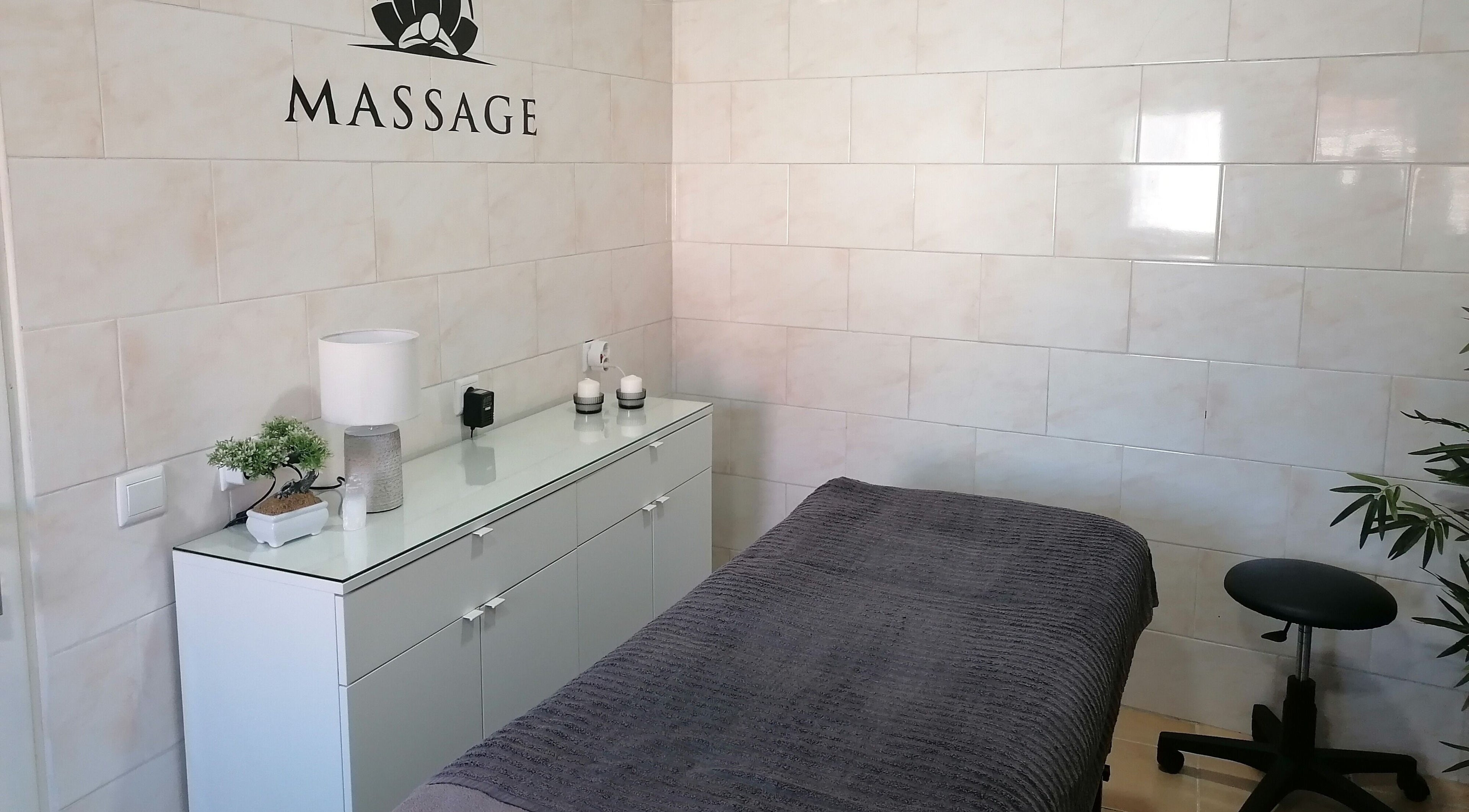 Sala de massagem acolhedora em Terapeuta Cátia Sousa, Gondomar, Porto, PT.