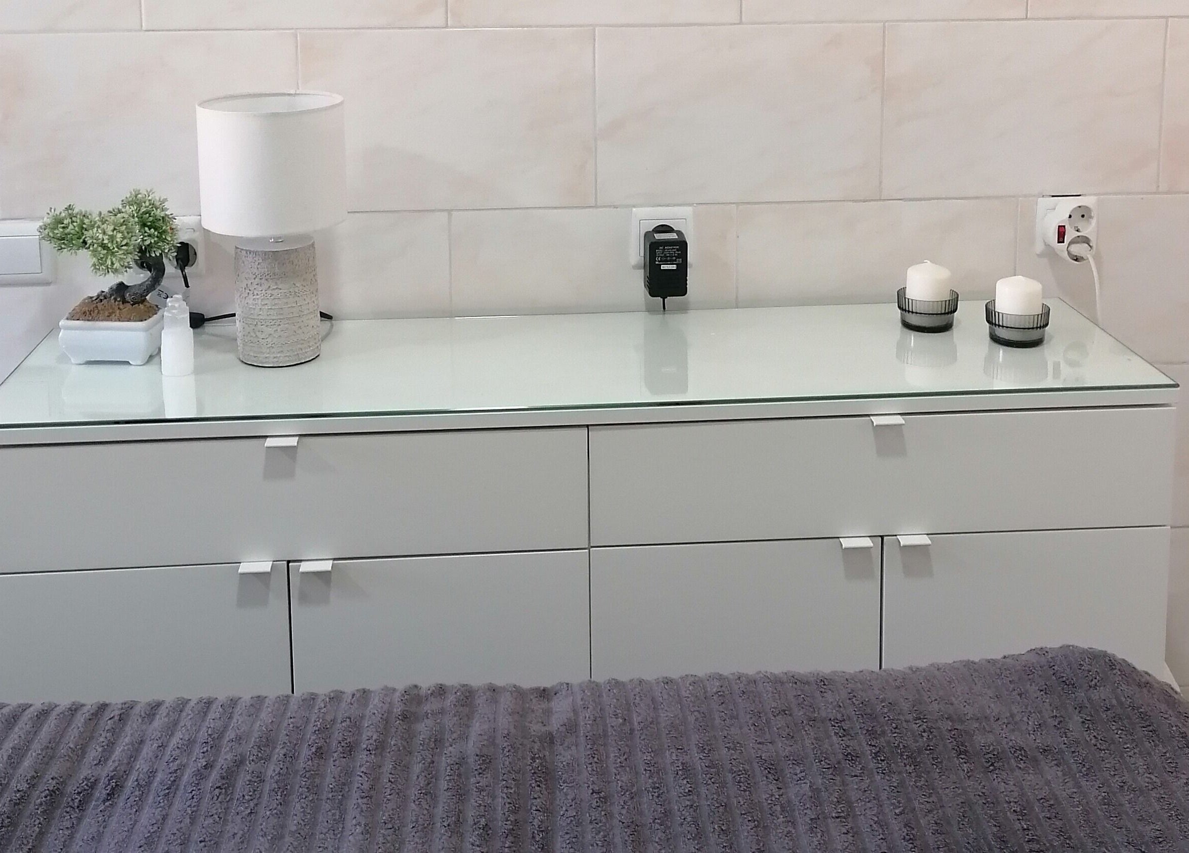 Espaço acolhedor na Terapeuta Cátia Sousa em Gondomar, Porto, PT com decoração minimalista e luminária elegante.