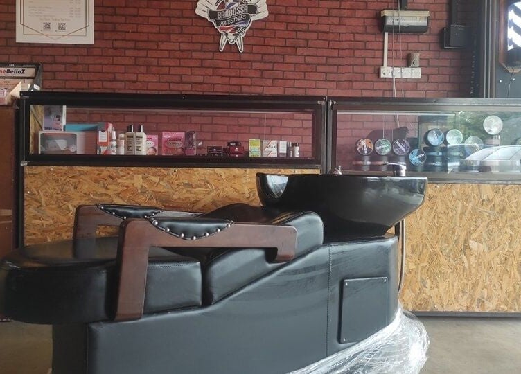 Luxurious barber chair at Barbossa Barbershop & Hairstylist in Kulim, Kedah, MY, showcasing premium products.