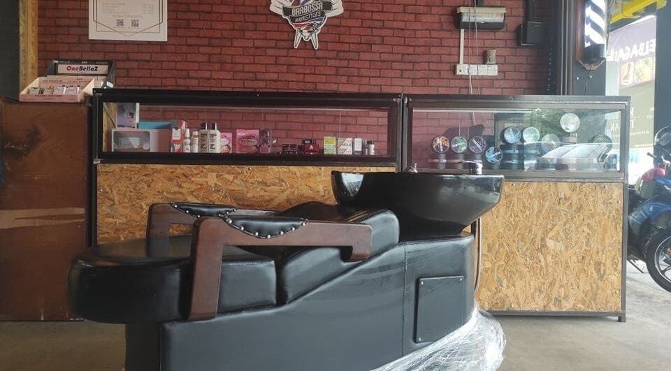 Luxurious barber chair at Barbossa Barbershop & Hairstylist in Kulim, Kedah, MY, showcasing premium products.