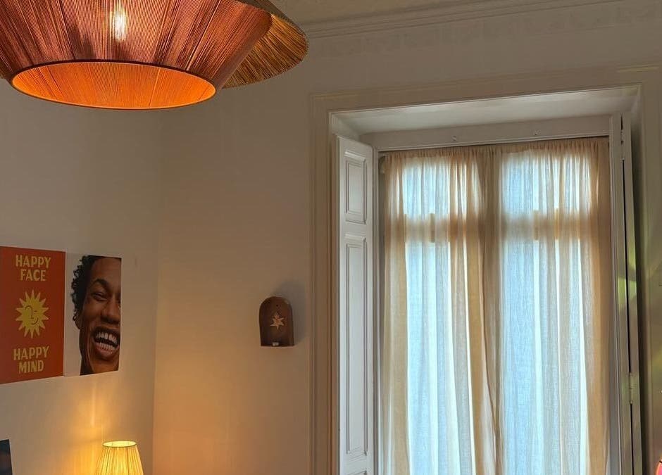 Cozy interior at Le Face Studio, Lisboa, Lisboa, PT, featuring warm lighting and cheerful decor.