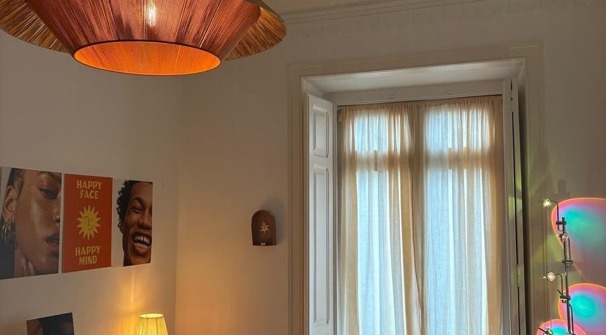 Cozy interior at Le Face Studio, Lisboa, Lisboa, PT, featuring warm lighting and cheerful decor.