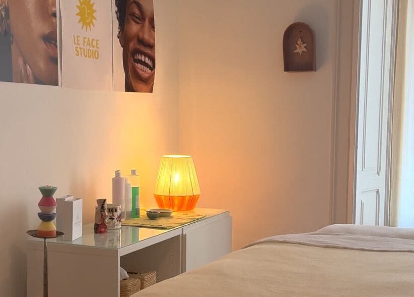 Calm treatment room at Le Face Studio, Lisboa, Lisboa, PT with cozy lighting and elegant decor.