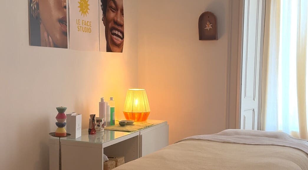 Calm treatment room at Le Face Studio, Lisboa, Lisboa, PT with cozy lighting and elegant decor.