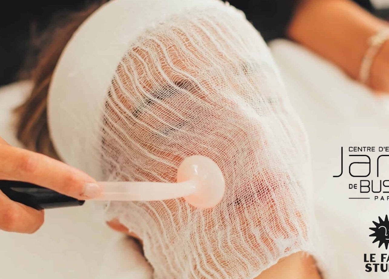 Le Face Studio in Lisboa offers a facial with a mesh mask and light therapy application.