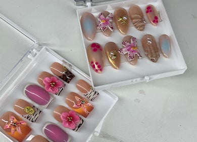 Collection artistique de faux ongles floraux chez Laul and Nails, La Garenne-Colombes, Île-de-France, FR.